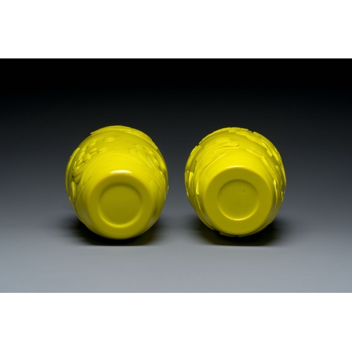 555 - A pair of Chinese yellow Beijing glass vases with carps and goldfish, RepublicDescription:H.: 30 cm ... 