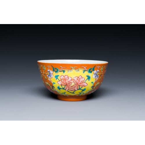 558 - A Chinese coral red-ground imperial style falangcai bowl, RepublicDescription:Dia.: 11 cm - H.: 6 cm... 