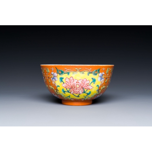 558 - A Chinese coral red-ground imperial style falangcai bowl, RepublicDescription:Dia.: 11 cm - H.: 6 cm... 