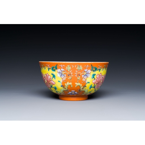 558 - A Chinese coral red-ground imperial style falangcai bowl, RepublicDescription:Dia.: 11 cm - H.: 6 cm... 