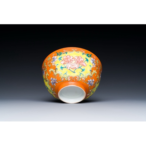 558 - A Chinese coral red-ground imperial style falangcai bowl, RepublicDescription:Dia.: 11 cm - H.: 6 cm... 