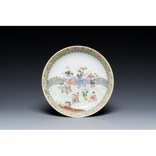 559 - A Chinese famille rose 'playing boys' dish, Jiaqing mark, RepublicDescription:Dia.: 23,5 cmCondition... 