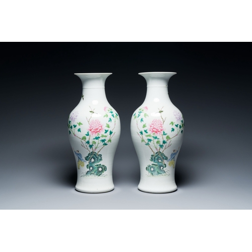 566 - A pair of Chinese famille rose 'playing boys' vases, Qianlong mark, RepublicDescription:H.: 44,5 cmC... 