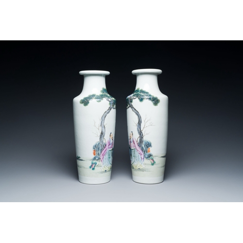 567 - A pair of Chinese famille rose rouleau vases, Qianlong mark, RepublicDescription:H.: 35,5 cmConditio... 