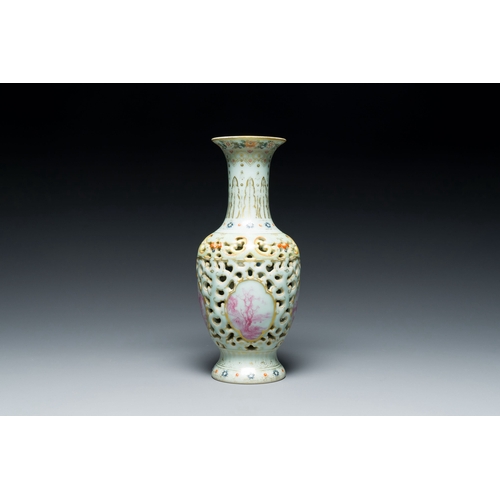 568 - A Chinese famille rose reticulated double-walled vase, Qianlong mark, RepublicDescription:H.: 23,5 c... 