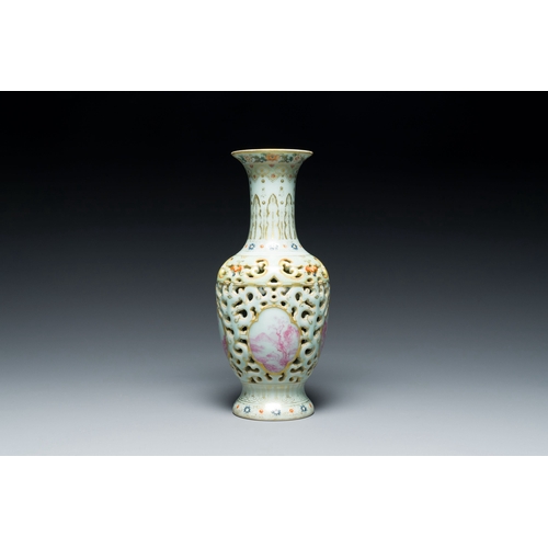 568 - A Chinese famille rose reticulated double-walled vase, Qianlong mark, RepublicDescription:H.: 23,5 c... 