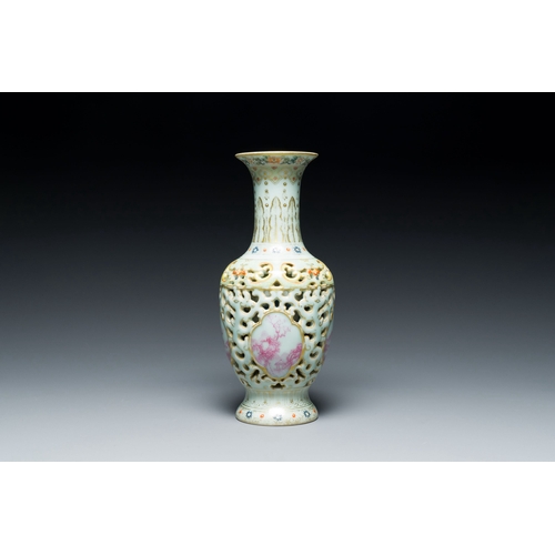 568 - A Chinese famille rose reticulated double-walled vase, Qianlong mark, RepublicDescription:H.: 23,5 c... 