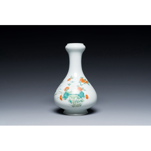 569 - A Chinese famille verte 'suantouping' vase, Qianlong mark, RepublicDescription:H.: 18,5 cmCondition ... 