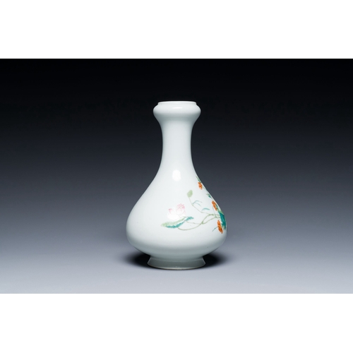 569 - A Chinese famille verte 'suantouping' vase, Qianlong mark, RepublicDescription:H.: 18,5 cmCondition ... 