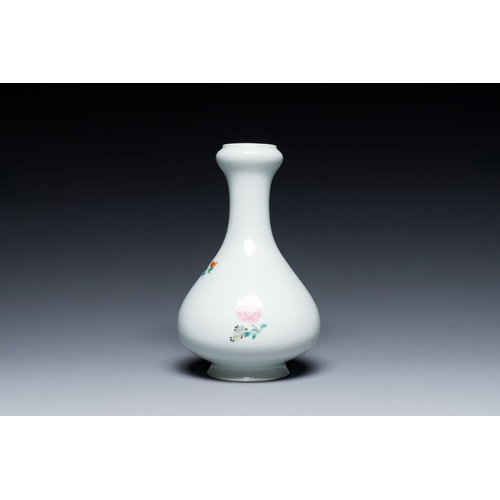 569 - A Chinese famille verte 'suantouping' vase, Qianlong mark, RepublicDescription:H.: 18,5 cmCondition ... 