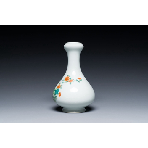 569 - A Chinese famille verte 'suantouping' vase, Qianlong mark, RepublicDescription:H.: 18,5 cmCondition ... 