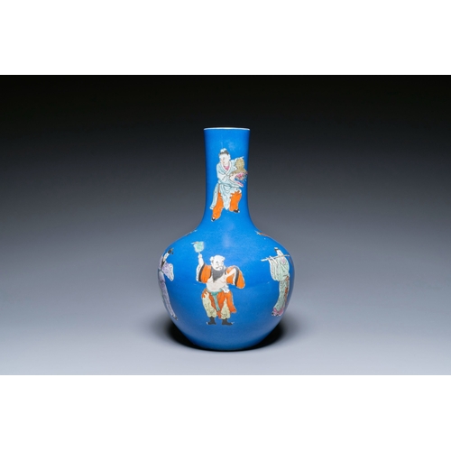 572 - A Chinese famille rose blue-ground bottle vase, Qianlong mark, RepublicDescription:H.: 38,5 cmCondit... 