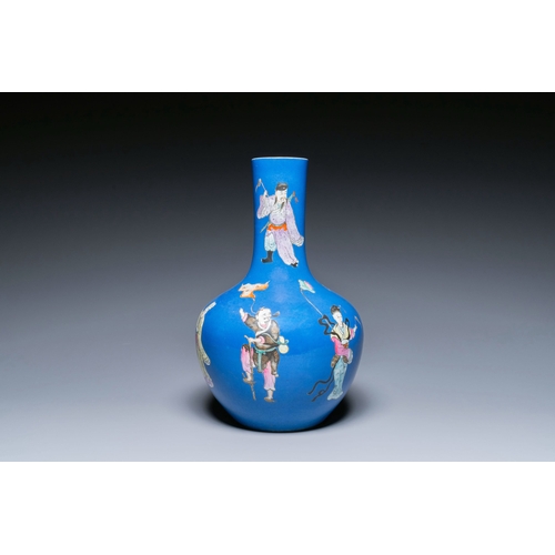 572 - A Chinese famille rose blue-ground bottle vase, Qianlong mark, RepublicDescription:H.: 38,5 cmCondit... 