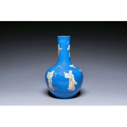 572 - A Chinese famille rose blue-ground bottle vase, Qianlong mark, RepublicDescription:H.: 38,5 cmCondit... 