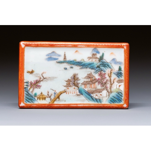 573 - A Chinese famille rose scholar's object, Qianlong mark, RepublicDescription:L.: 6,5 cm - H.: 2,5 cmC... 