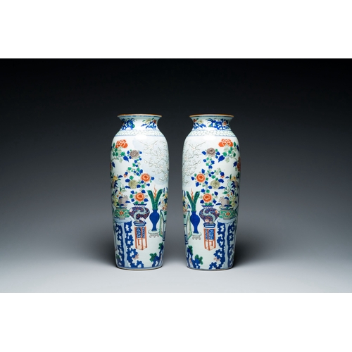 576 - A pair of Chinese wucai rouleau vases, 19/20th C.Description:H.: 44,5 cmCondition reports:Please con... 