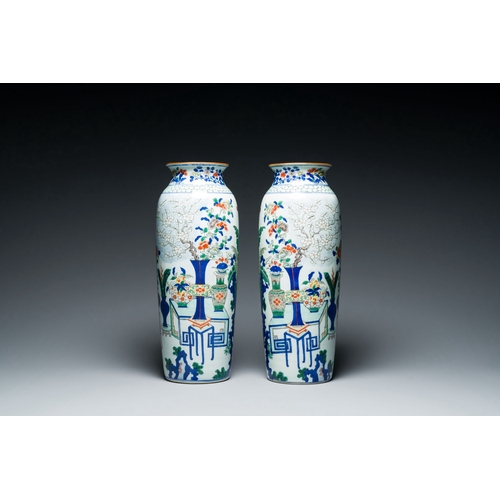 576 - A pair of Chinese wucai rouleau vases, 19/20th C.Description:H.: 44,5 cmCondition reports:Please con... 