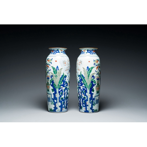 576 - A pair of Chinese wucai rouleau vases, 19/20th C.Description:H.: 44,5 cmCondition reports:Please con... 