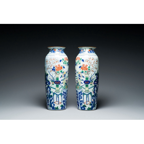 576 - A pair of Chinese wucai rouleau vases, 19/20th C.Description:H.: 44,5 cmCondition reports:Please con... 