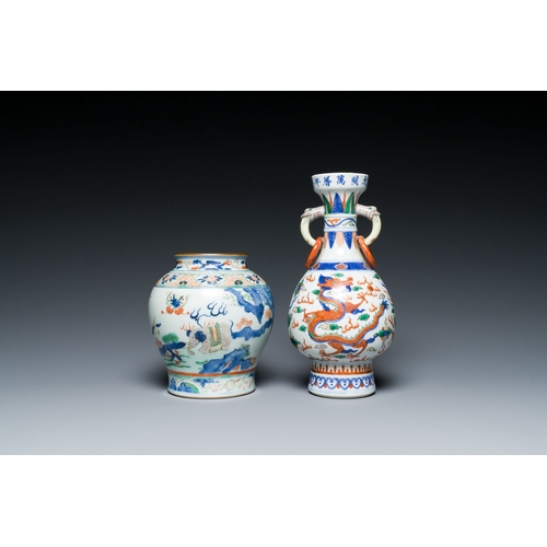 580 - Two Chinese wucai vases, Wanli mark, 19/20th C.Description:H.: 21,7 cm (the tallest vase)Condition r... 