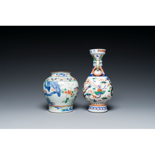 580 - Two Chinese wucai vases, Wanli mark, 19/20th C.Description:H.: 21,7 cm (the tallest vase)Condition r... 