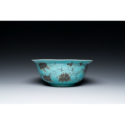 590 - A large Chinese turquoise-ground grisaille-decorated Dayazhai bowl, Yong Qing Chang Chun æ°¸æ¶é·æ... 