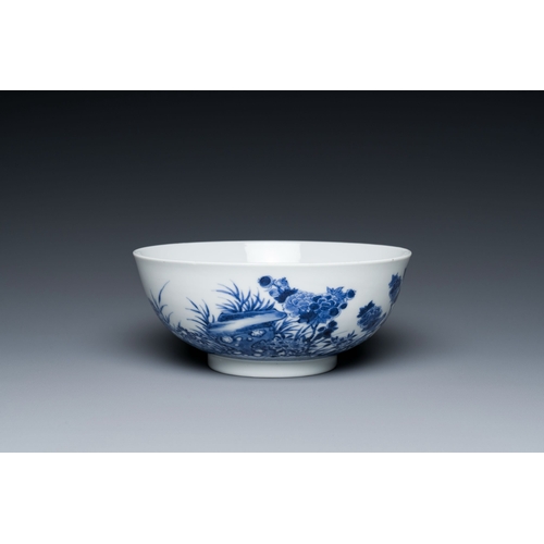 591 - A fine Chinese blue and white floral bowl, Qianlong/JiaqingDescription:Dia.: 15 cm - H.: 6 cm Proven... 