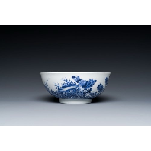 591 - A fine Chinese blue and white floral bowl, Qianlong/JiaqingDescription:Dia.: 15 cm - H.: 6 cm Proven... 