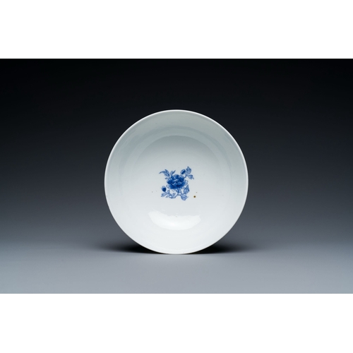 591 - A fine Chinese blue and white floral bowl, Qianlong/JiaqingDescription:Dia.: 15 cm - H.: 6 cm Proven... 