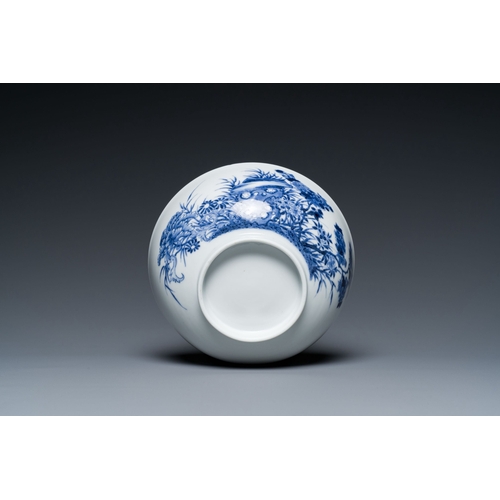 591 - A fine Chinese blue and white floral bowl, Qianlong/JiaqingDescription:Dia.: 15 cm - H.: 6 cm Proven... 