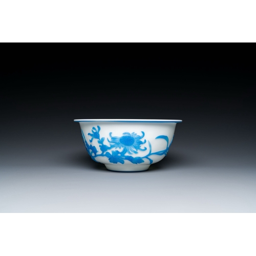 595 - A fine Chinese overlay Beijing glass bowl with birds and flowers in blue on white, 19/20th C.Descrip... 