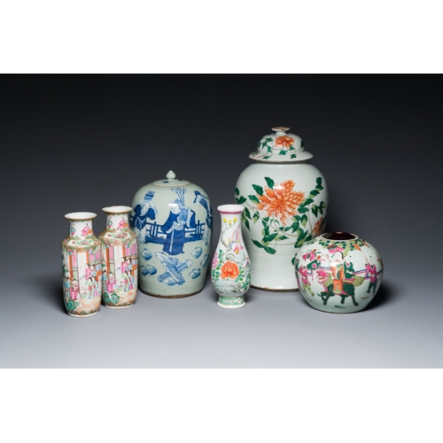 600 - Six Chinese blue, white, famille rose and famille verte vases, 19/20th C.Description:H.: 43,5 cm (th... 