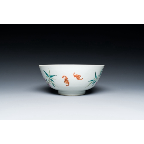 602 - A Chinese famille rose 'nine peaches' bowl, Kangxi mark, 19/20th C.Description:Dia.: 19 cm - H.: 8 c... 