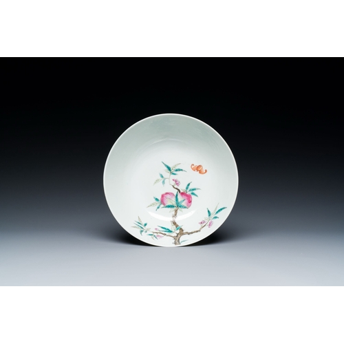 602 - A Chinese famille rose 'nine peaches' bowl, Kangxi mark, 19/20th C.Description:Dia.: 19 cm - H.: 8 c... 