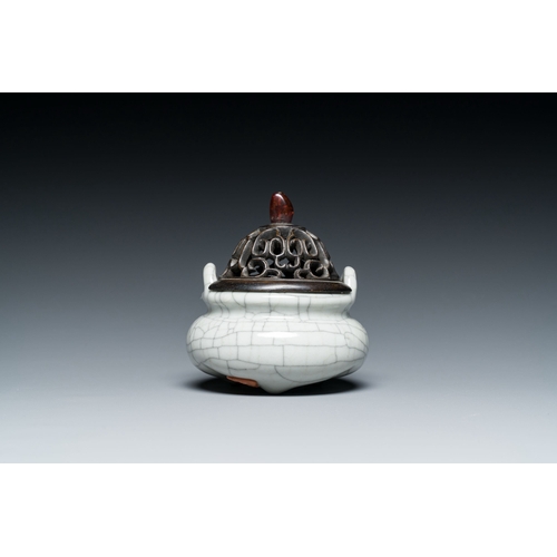 606 - A Chinese ge-type crackle-glazed censer and a small cream-glazed bowl, 19/20th C.Description:Dia.: 9... 