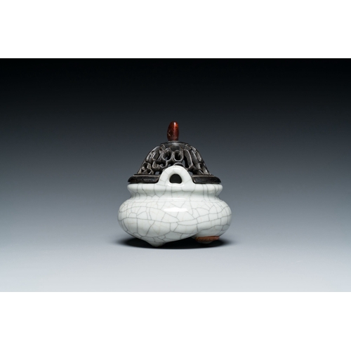 606 - A Chinese ge-type crackle-glazed censer and a small cream-glazed bowl, 19/20th C.Description:Dia.: 9... 