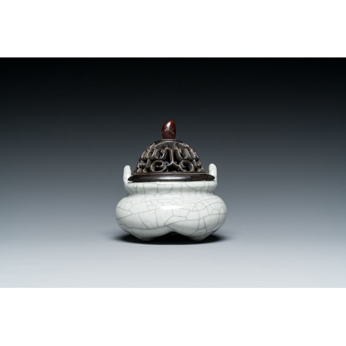 606 - A Chinese ge-type crackle-glazed censer and a small cream-glazed bowl, 19/20th C.Description:Dia.: 9... 