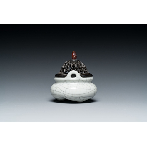 606 - A Chinese ge-type crackle-glazed censer and a small cream-glazed bowl, 19/20th C.Description:Dia.: 9... 