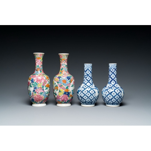 607 - Two pairs of Chinese blue, white and famille rose bottle vases, 19/20th C.Description:H.: 24,5 cm (t... 