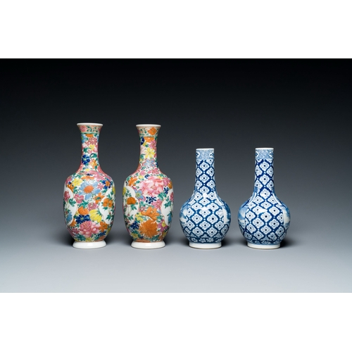 607 - Two pairs of Chinese blue, white and famille rose bottle vases, 19/20th C.Description:H.: 24,5 cm (t... 