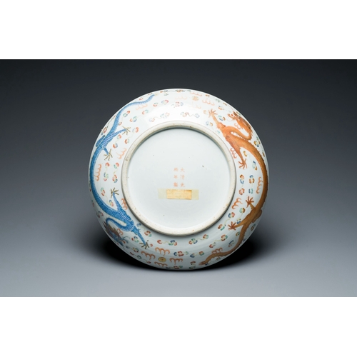 610 - A Chinese famille rose 'dragon' dish, Guangxu mark and of the periodDescription:Dia.: 34 cm - H.: 6 ... 