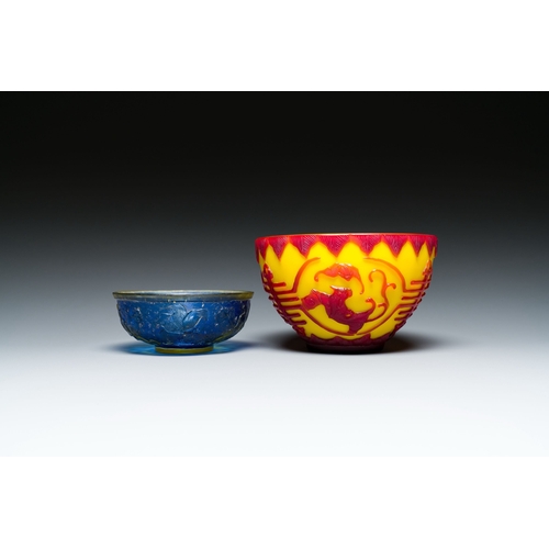 611 - Two Chinese Beijing glass bowls, Qianlong marks, 19/20th C.Description:Dia.: 15,5 cm - H.: 9,5 cm (t... 