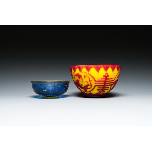 611 - Two Chinese Beijing glass bowls, Qianlong marks, 19/20th C.Description:Dia.: 15,5 cm - H.: 9,5 cm (t... 