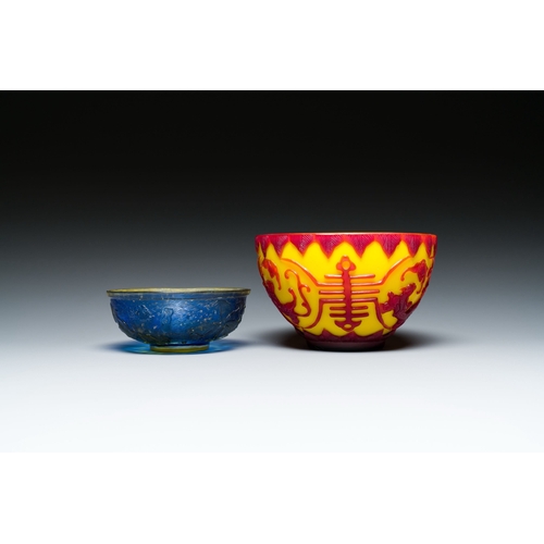 611 - Two Chinese Beijing glass bowls, Qianlong marks, 19/20th C.Description:Dia.: 15,5 cm - H.: 9,5 cm (t... 