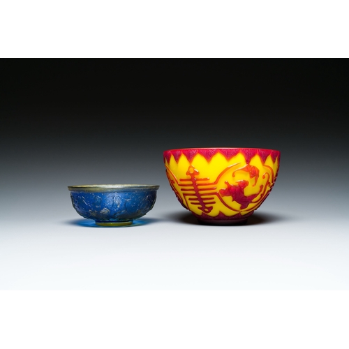 611 - Two Chinese Beijing glass bowls, Qianlong marks, 19/20th C.Description:Dia.: 15,5 cm - H.: 9,5 cm (t... 