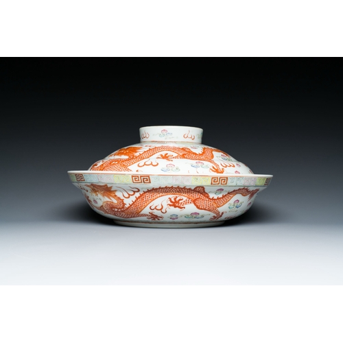 612 - A Chinese famille rose 'dragon' bowl and cover, Xiao Liu Xiang Guan å°çé¦é¤¨ seal mark, 19/20th ... 