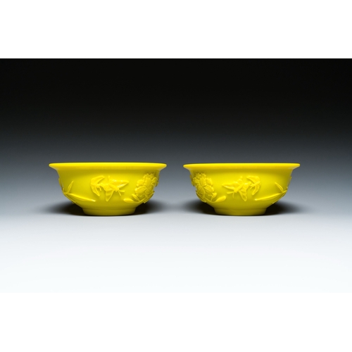 613 - A pair of Chinese yellow Beijing glass bowls with floral design, 19/20th C.Description:Dia.: 15,5 cm... 