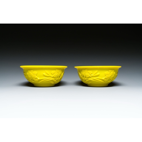 613 - A pair of Chinese yellow Beijing glass bowls with floral design, 19/20th C.Description:Dia.: 15,5 cm... 