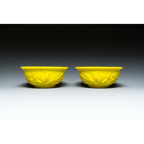 613 - A pair of Chinese yellow Beijing glass bowls with floral design, 19/20th C.Description:Dia.: 15,5 cm... 