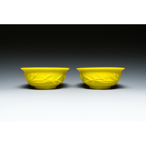 613 - A pair of Chinese yellow Beijing glass bowls with floral design, 19/20th C.Description:Dia.: 15,5 cm... 